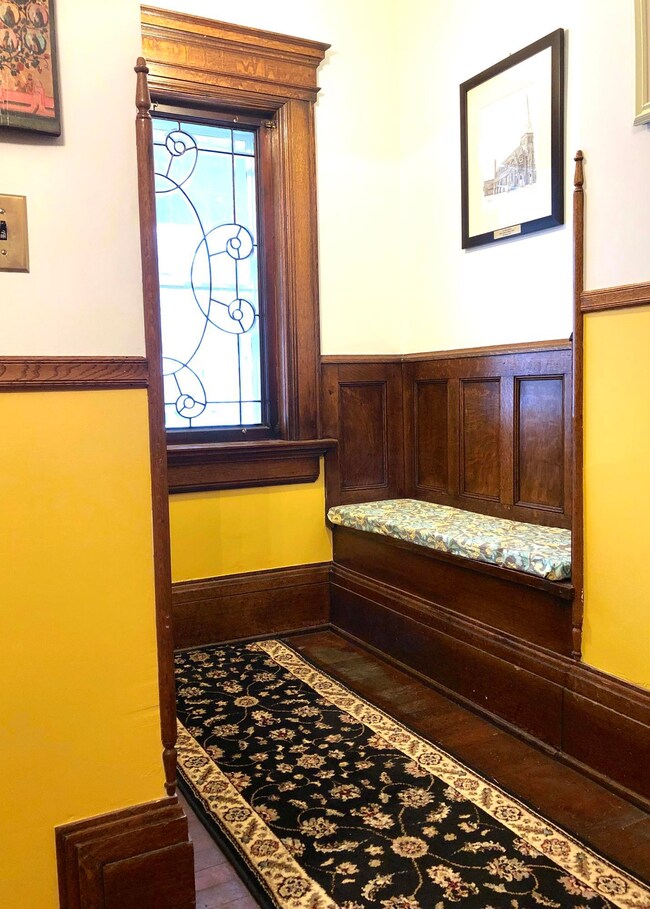 FOYER NOOK W/LEADED GL. WINDOW
