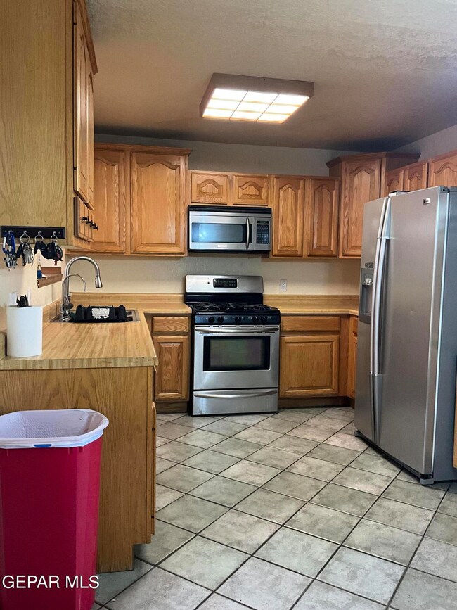 228 Sunnyview Place, El Paso, TX 79915 - photo 2