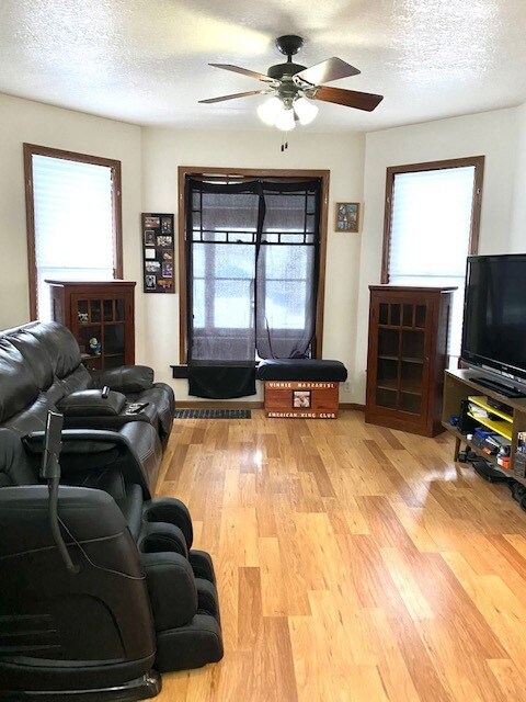 606 W 3rd St, Dixon, IL 61021 - photo 3