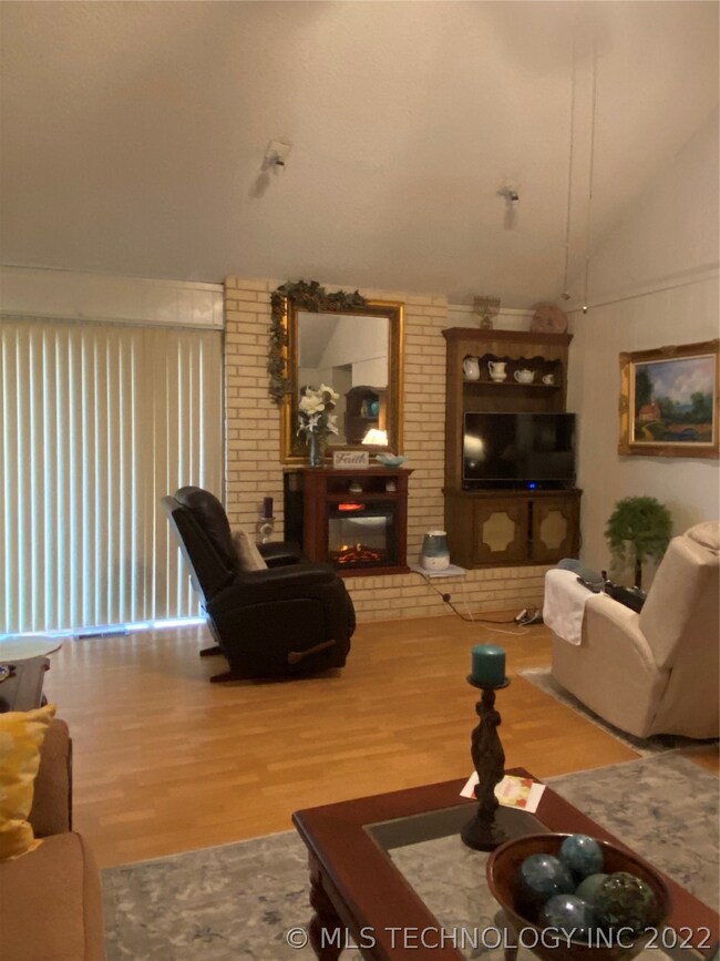 FIREPLACE WITH GAS LOGS (SELLER HAS AN ELECTRIC FI