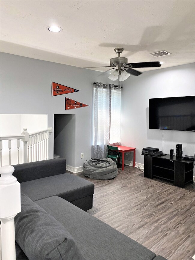 201 S Native Ln, Houston, TX 77022 - photo 7