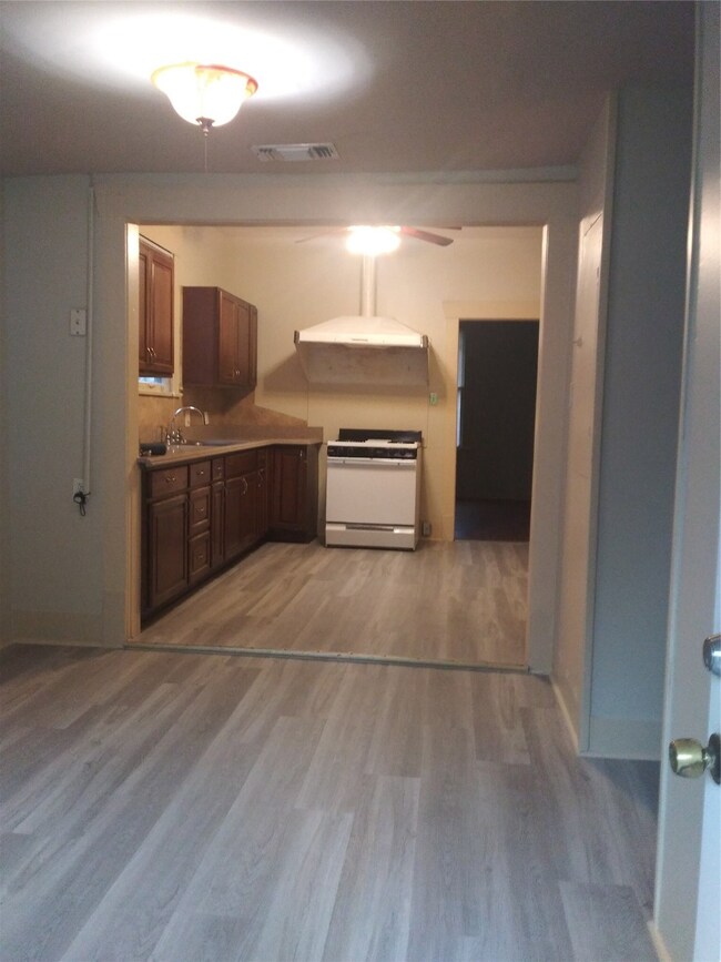 736 E 6th 1/2 St, Houston, TX 77007 - photo 6