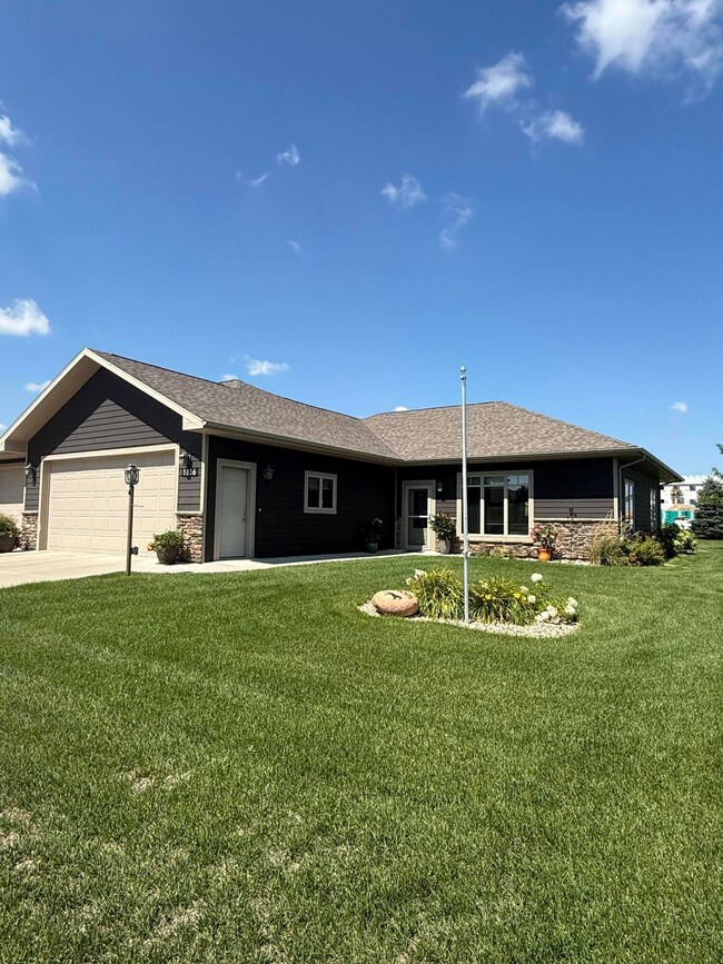 1816 Quiett Ln, Mitchell, SD 57301 - photo 2