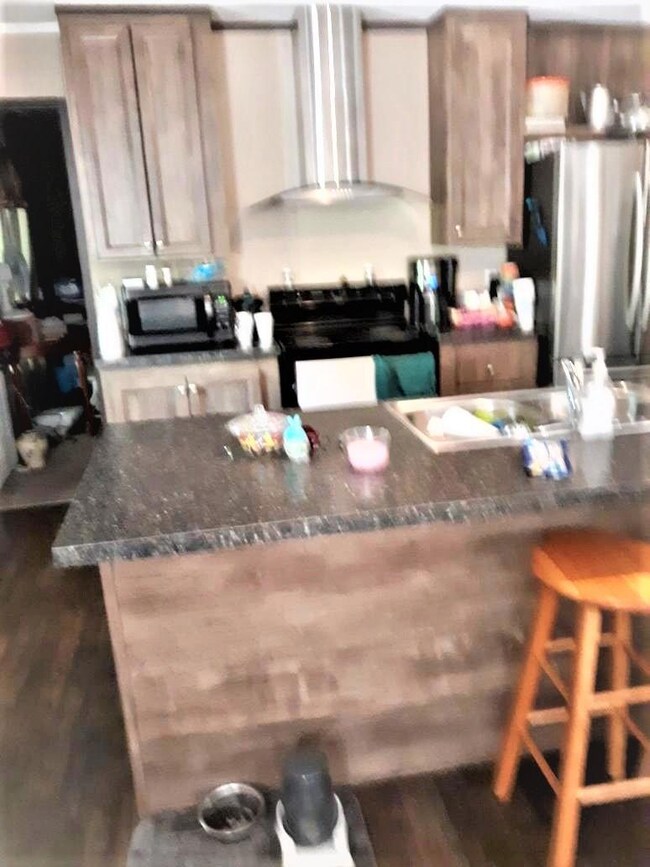 Kitchen with breakfast bar