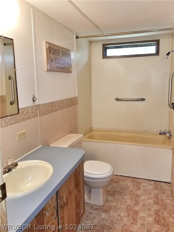 Mobile 1 Hall full bath
