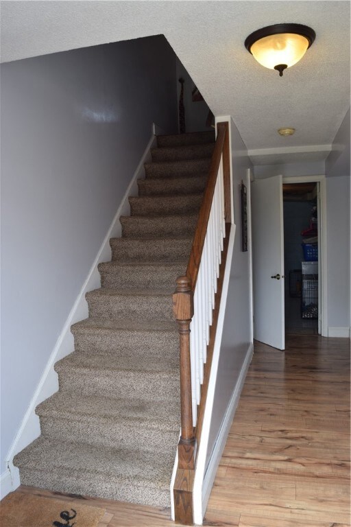 Great floors and nice carpet is your entry leading