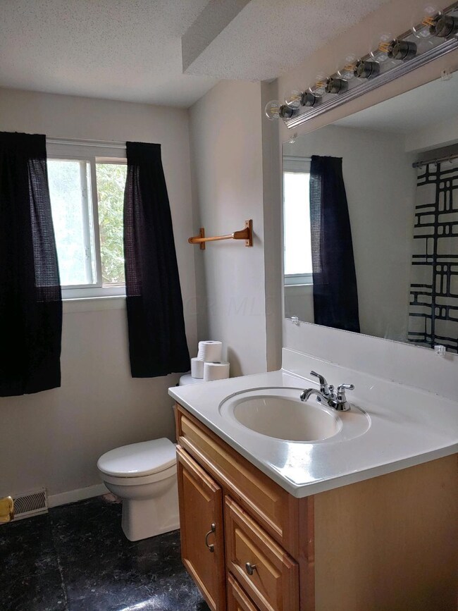 4919 Comstock - Bath 1