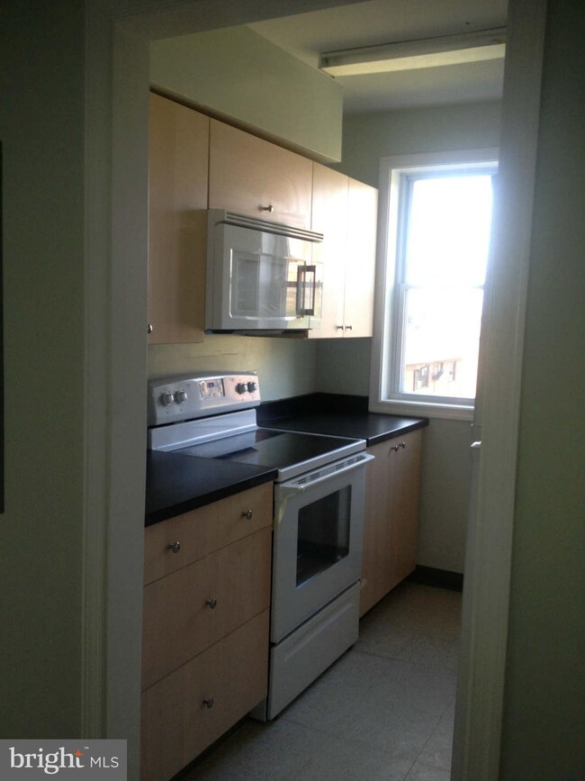 300 37th St SE unit 101-401, Washington, DC 20019 - photo 3