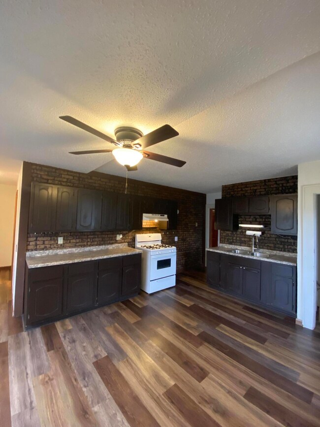 921 E 8th Ave, Mitchell, SD 57301 - photo 6