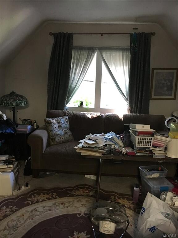 upper one bedroom apt