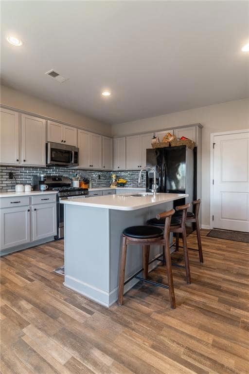Kitchen featuring tasteful backsplash, visible ven