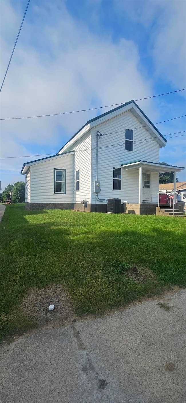 206 E Mission St, Strawberry Point, IA 52076 - photo 2