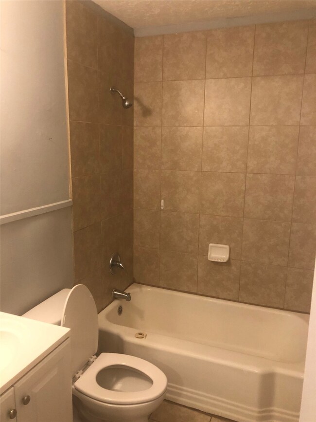 412 Caplin St, Houston, TX 77022 - photo 3