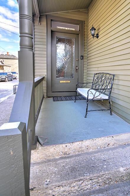 Covered Porch/Entry