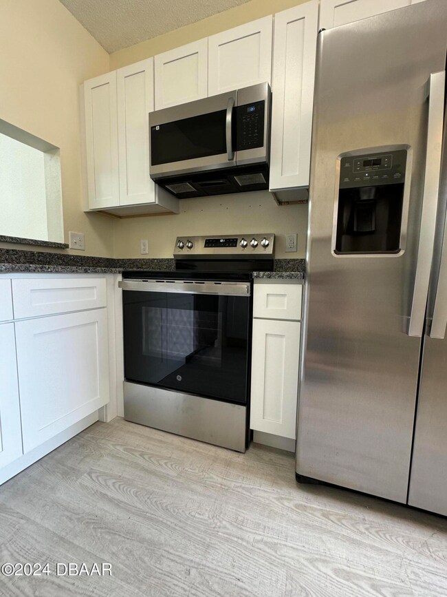 New Kitchen Cabinets & Granite Counters