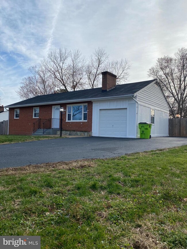 17889 Curtis Dr, Dumfries, VA 22026 - photo 2