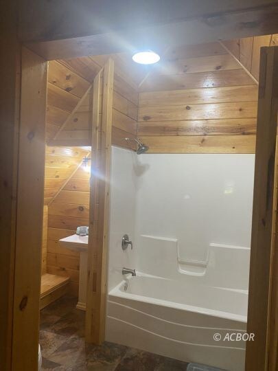masterbath - 2nd floor