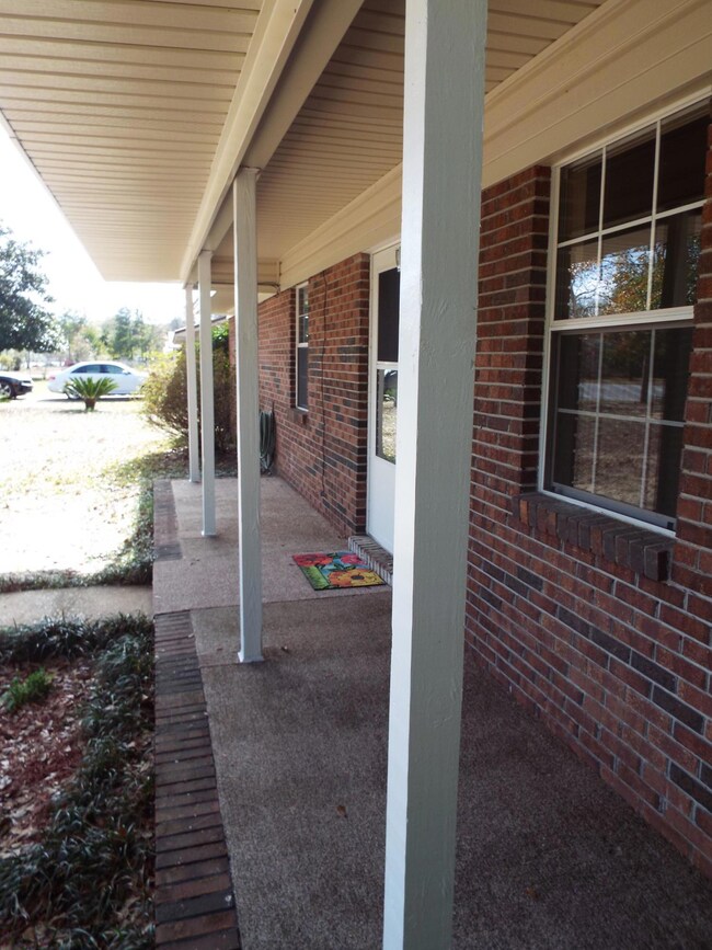 1215 Sunshine Dr, Crestview, FL 32539 - photo 4