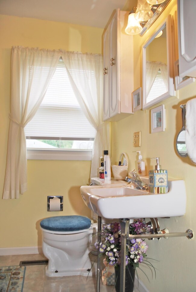Full bath view 2