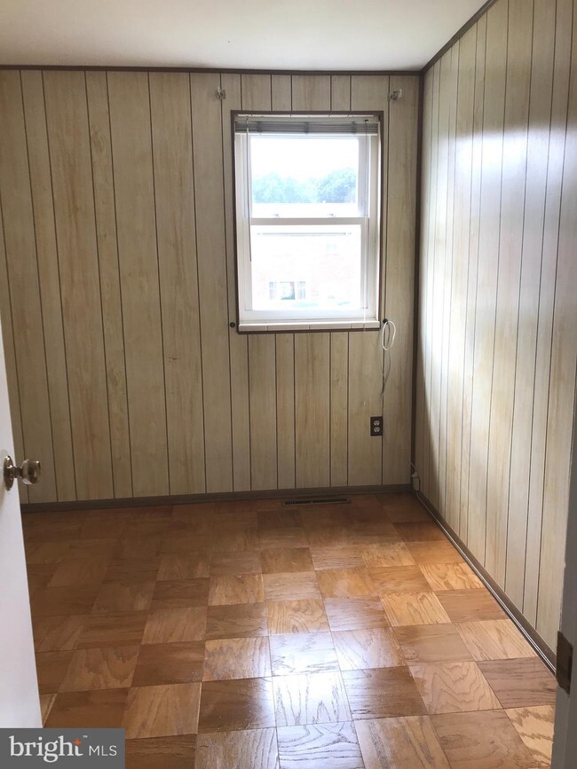 952 Regina Dr, Halethorpe, MD 21227 - photo 5