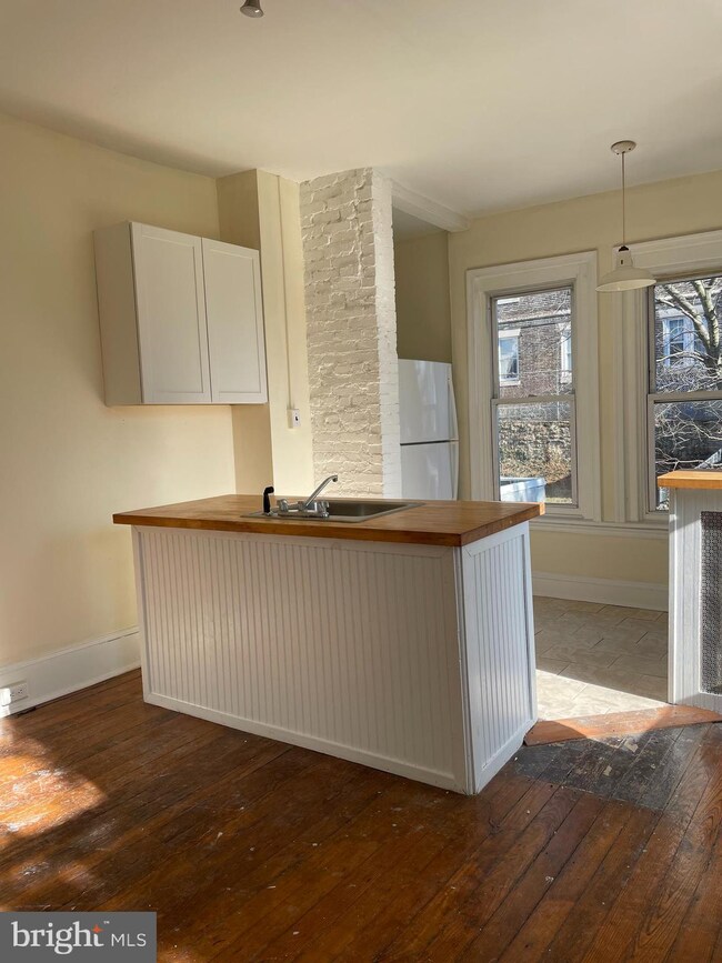 516 W Queen Ln unit 2, Philadelphia, PA 19144 - photo 2