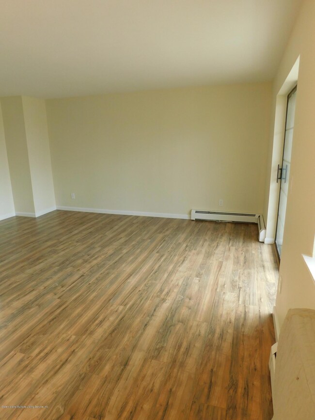 29 Donna Ct unit 7, Staten Island, NY 10314 - photo 4