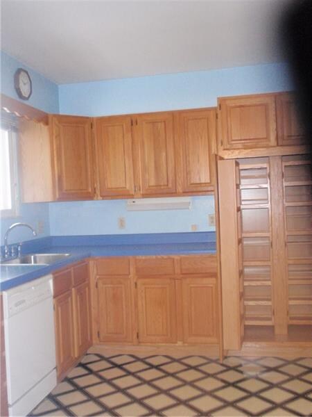 Kitchen, Oak Cabinets