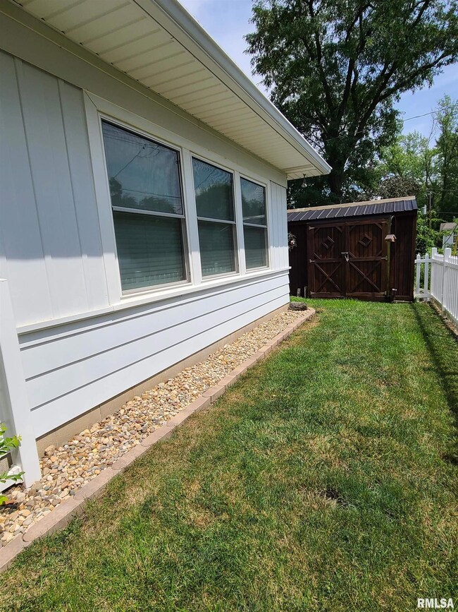 10 Hawthorne Rd, Rock Island, IL 61201 - photo 4