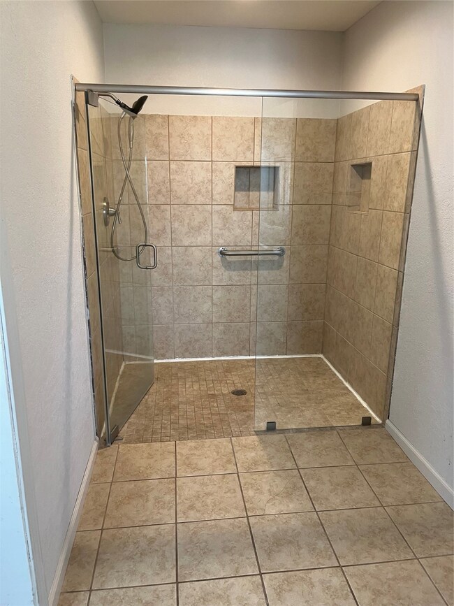 Downstairs bathroom with full-sized shower.