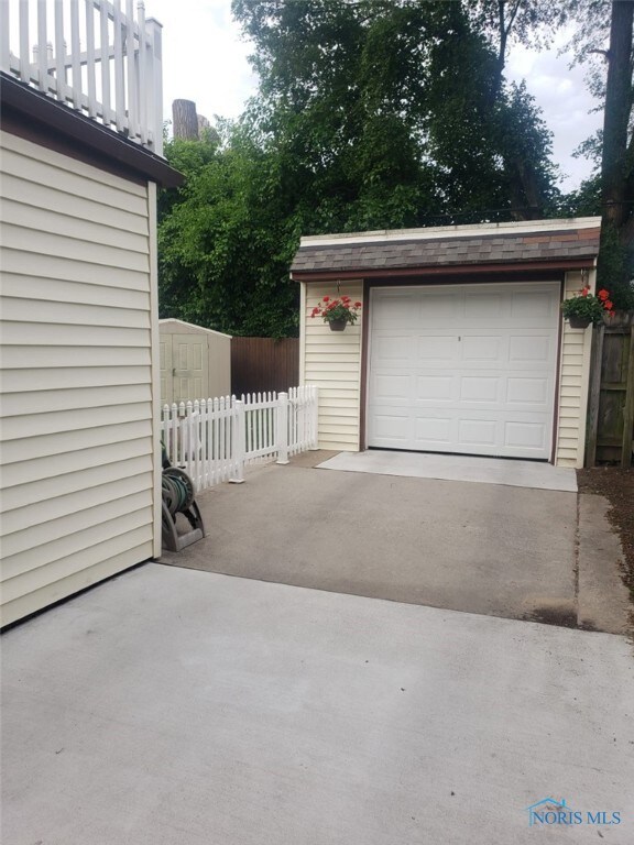 3904 Wallwerth Dr, Toledo, OH 43612 - photo 2