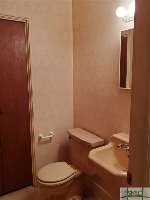 Guest bathroom.