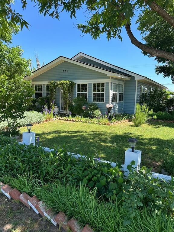 View of front of house with a front lawn