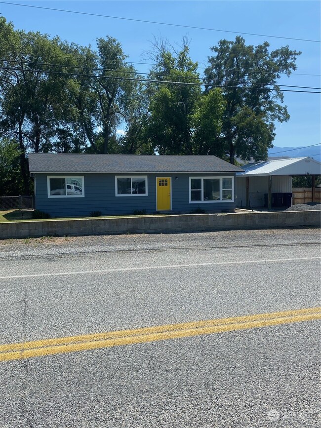 1802 5th St NE, East Wenatchee, WA 98802 - photo 2