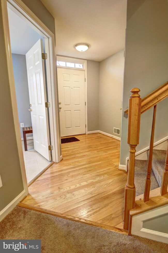 2546 Banshire Dr, Herndon, VA 20171 - photo 3