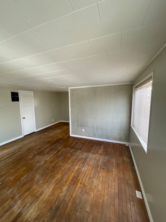 305 2nd St, Covington, IN 47932 - photo 4