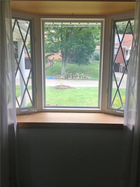 Beautiful Bay window to bring in lots of natural l