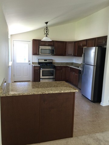 1628 Sacramento Ct, Carpentersville, IL 60110 - photo 4