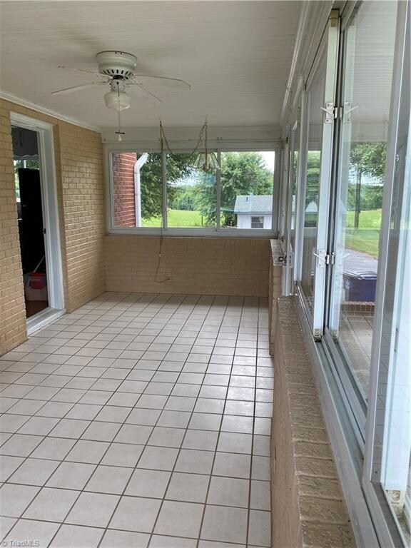 4368 Glenn Hi- Sunroom leads into kitchen