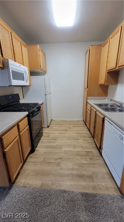 Kitchen with range, dishwashing machine, light woo