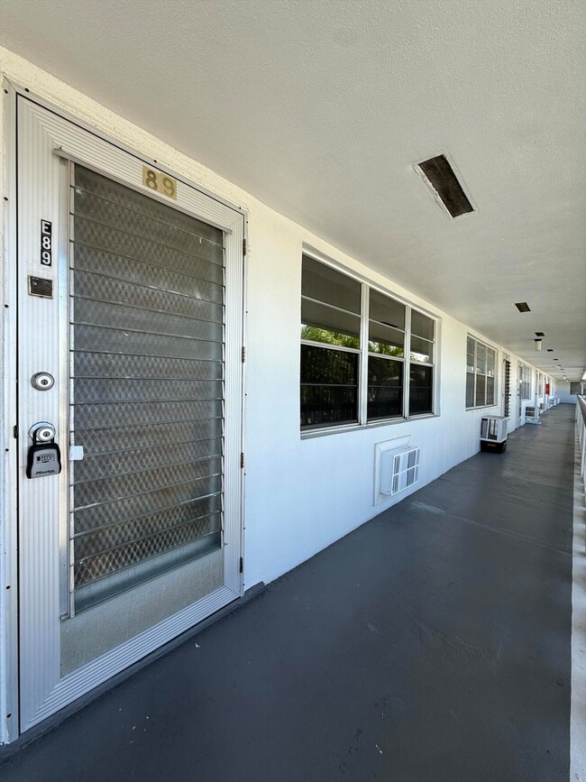 89 Northampton E unit 890, West Palm Beach, FL 33417 - photo 2
