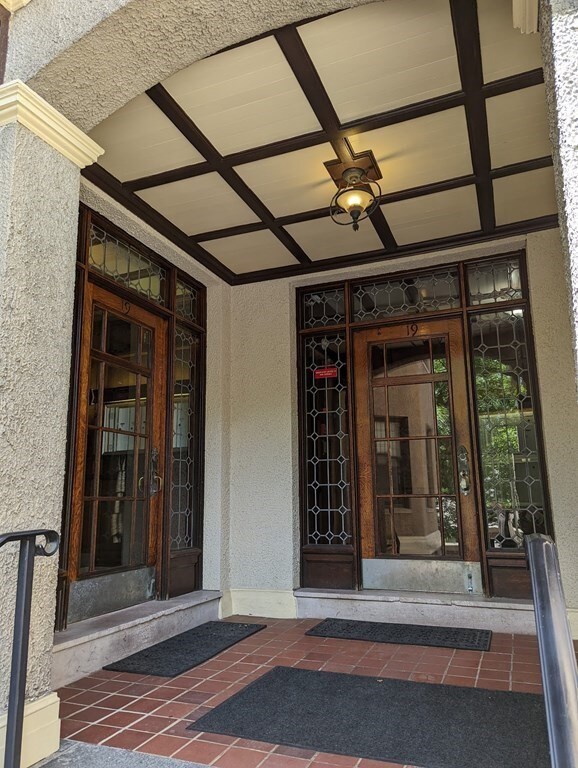 19 Agassiz St unit 5, Cambridge, MA 02140 - photo 3