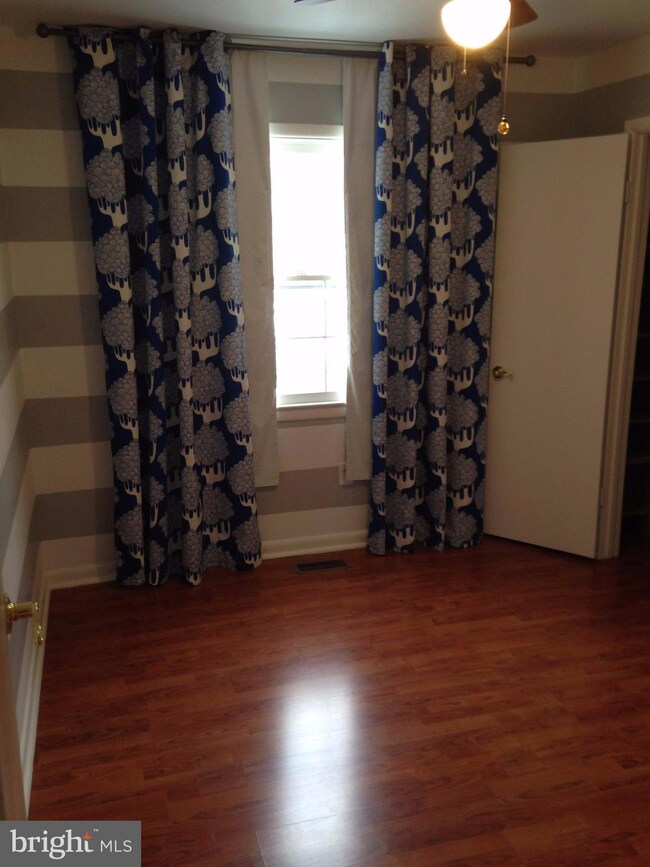 27 W Taylor Run Pkwy, Alexandria, VA 22314 - photo 5