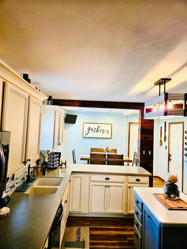 812 Stewart St, Carmi, IL 62821 - photo 4