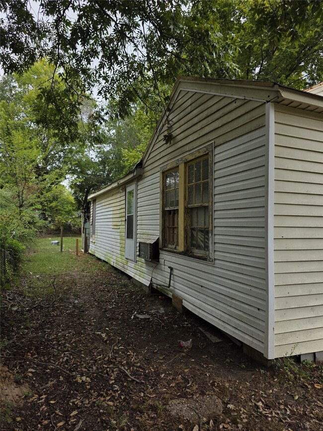 1618 Vivian St, Shreveport, LA 71108 - photo 2