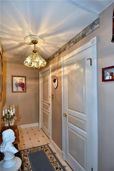 Neutral colors ceramic tile in the foyer.
