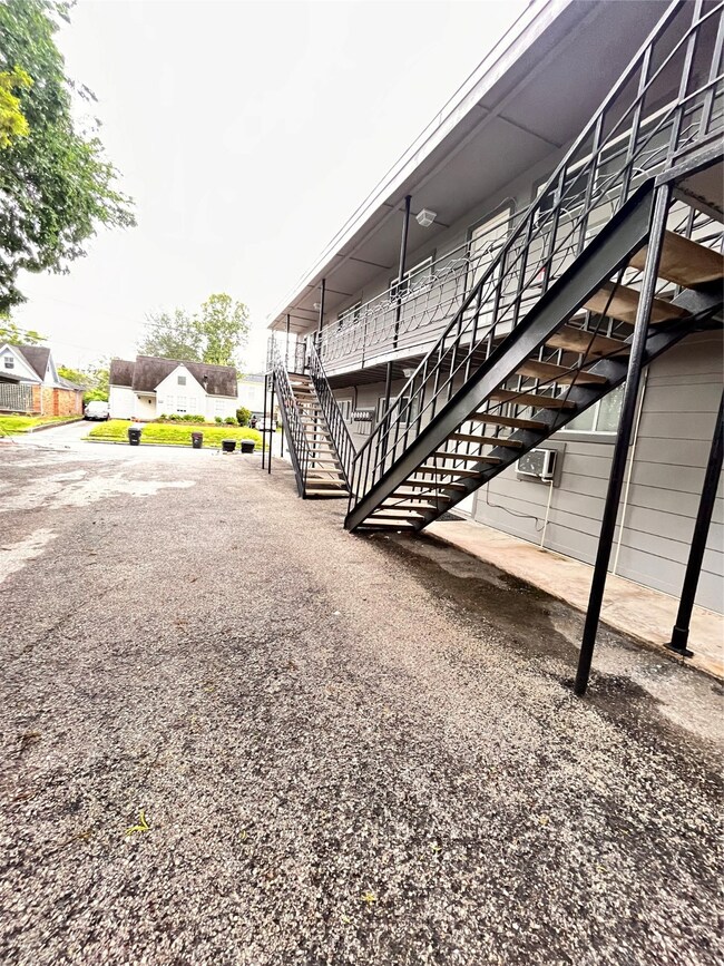 911 Byrne St unit 4, Houston, TX 77009 - photo 7