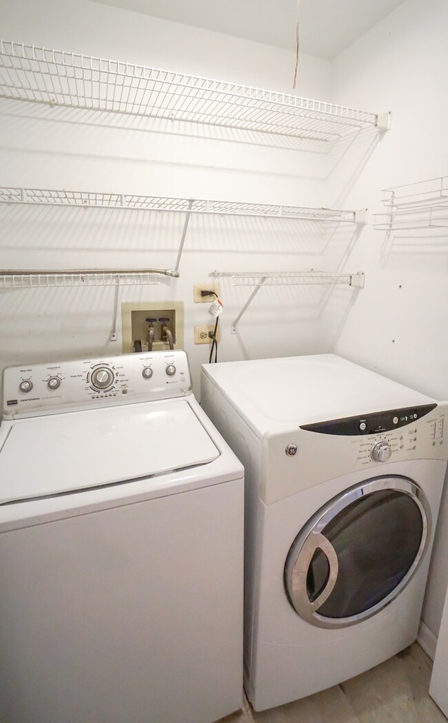 1041 Clover Hill Ln, Elgin, IL 60120 - photo 2