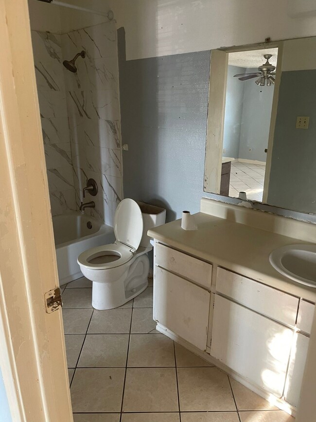 12660 Ashford Point Dr unit 413, Houston, TX 77082 - photo 5