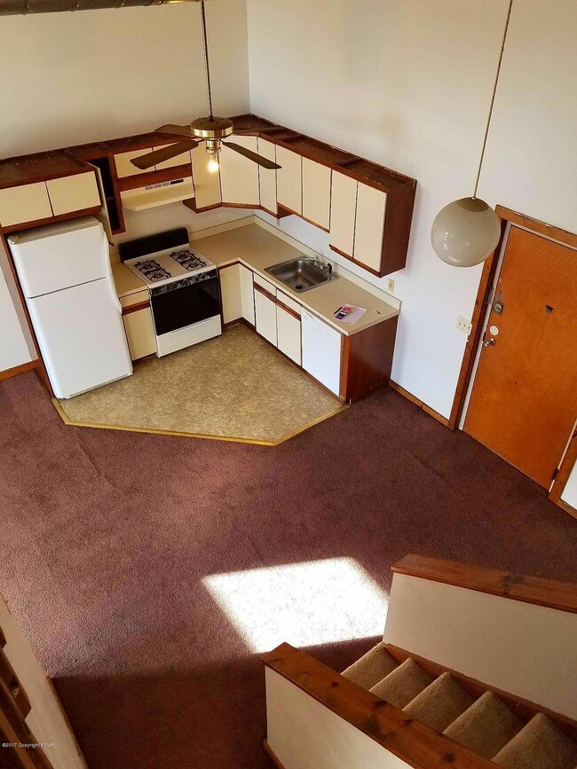 633 Mckinley St unit 205, Hazleton, PA 18201 - photo 2