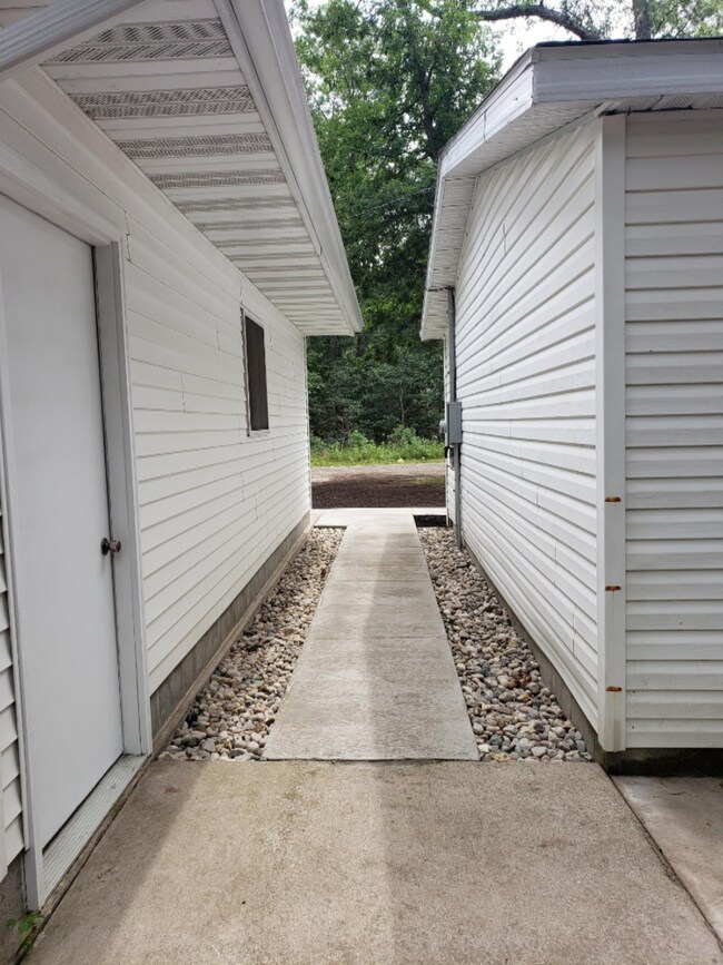 406 W Daniels between house garage